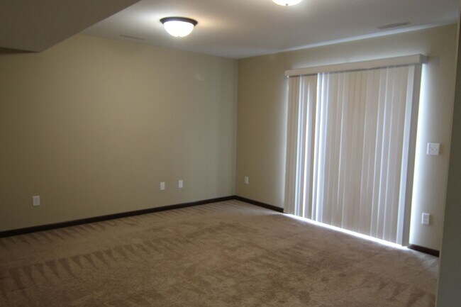 Building Photo - 4 Bedroom, 3 bath close to University