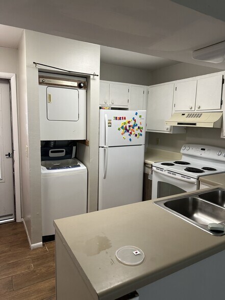 washer/dryer/kitchen - 229 E King St
