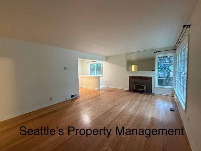 Building Photo - Deceptively Large Wedgewood Home!