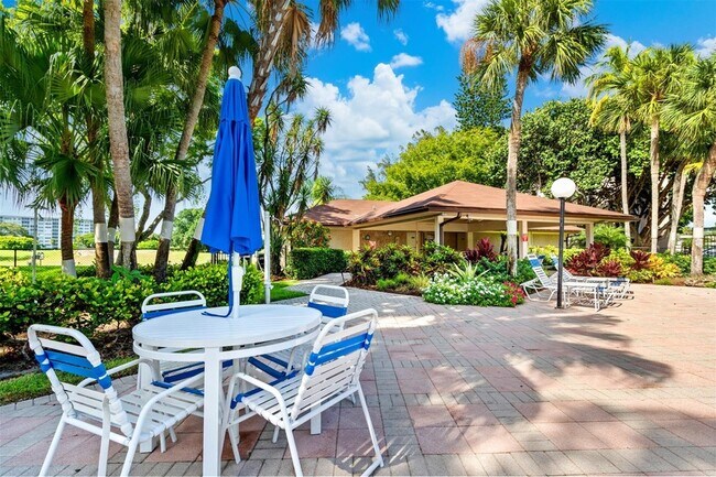 Building Photo - 3151 S Palm Aire Dr