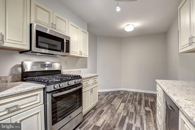 Building Photo - 5906 Cove Landing Road Unit 102