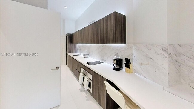 Building Photo - 851 NE 1st Ave