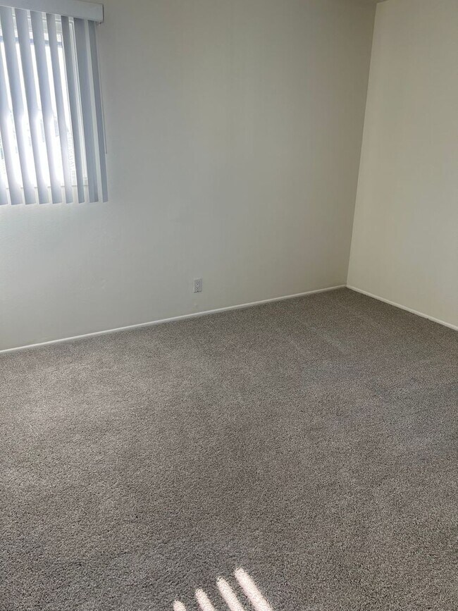 Building Photo - Moffett tract 5 bedroom home with pool in cul-de-sac