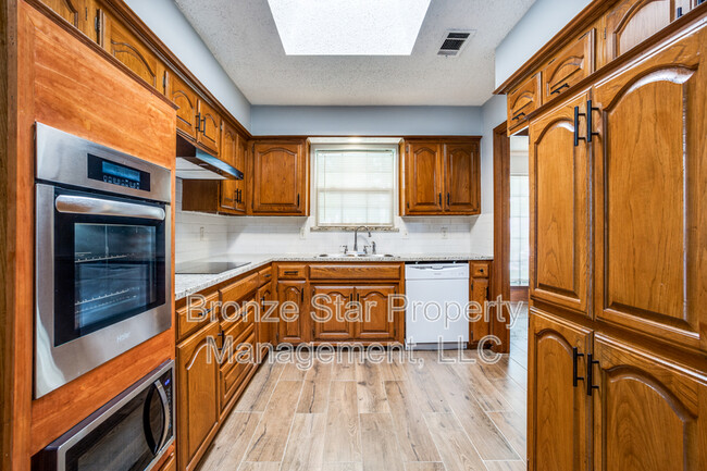 Building Photo - 1414 Woodcreek Dr
