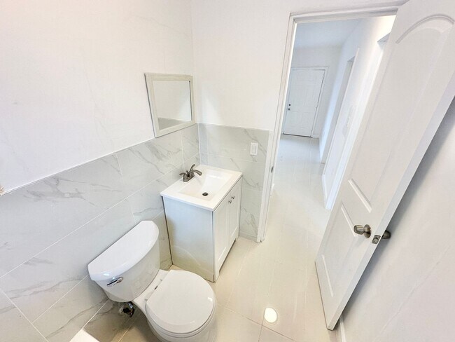 Building Photo - Freshly remodelled 2bed/1bath in a duplex ...