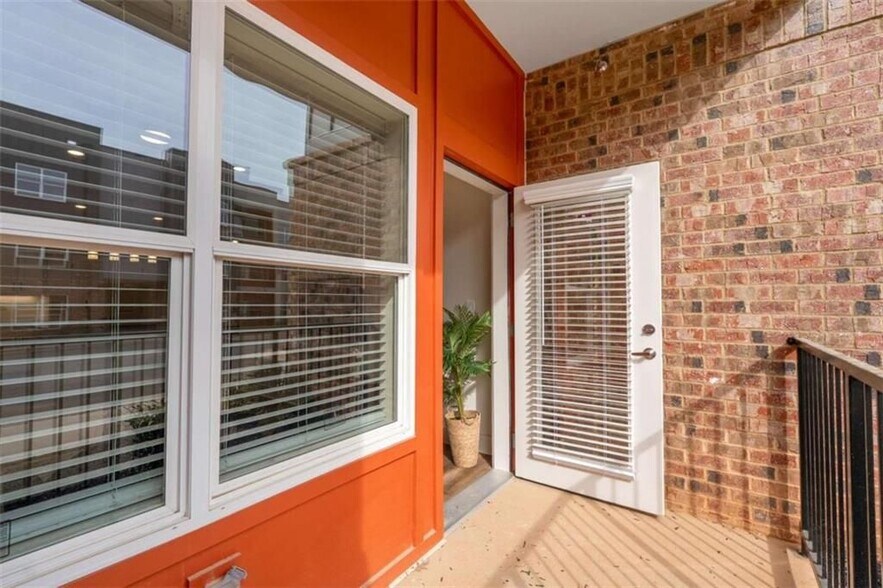 Building Photo - 2025 W Iris Dr SE