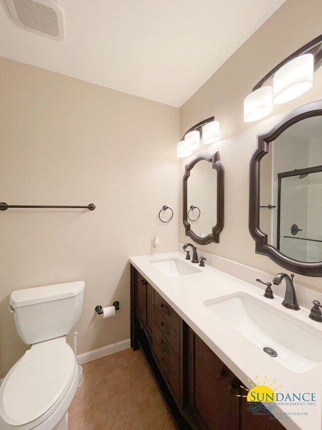 Building Photo - Beautiful 3 Bedroom Townhouse Close to Both Bases!