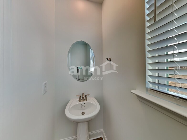 Building Photo - 1032 Highland Walk