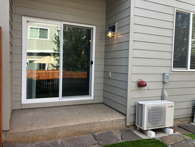 Building Photo - Three Bedroom Townhouse in South Salem