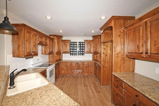 Building Photo - 8108 Knoxville Dr