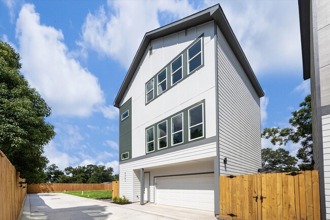 Building Photo - 6343 W Montgomery Rd