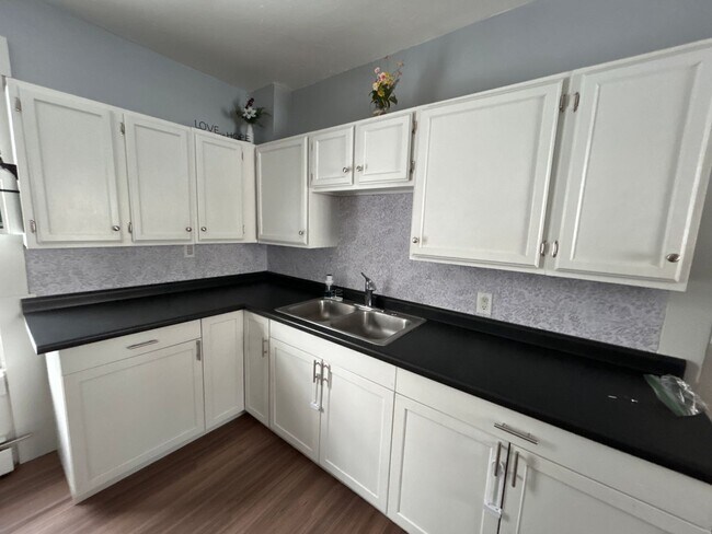 Building Photo - 96 School St