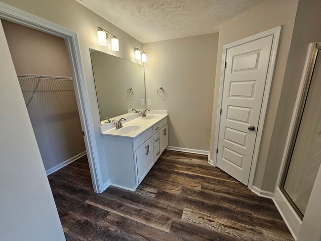 Building Photo - LUXURY 3 BEDROOM RANCH STYLE HOME IN SCENIC FOX RUN