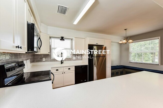 Building Photo - 3 Bedroom Pet-Friendly Home in Fort Myers, FL with Main Street Renewal