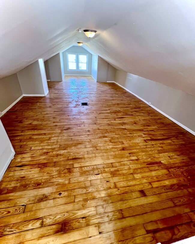 Building Photo - Delightful 4 Bed/1 Bath Single Family Home...