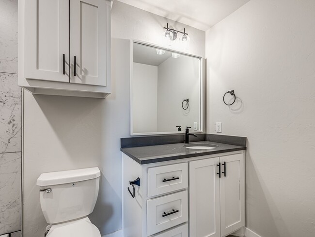 Building Photo - Newer Beautiful home in East Edmond + 4 Be...