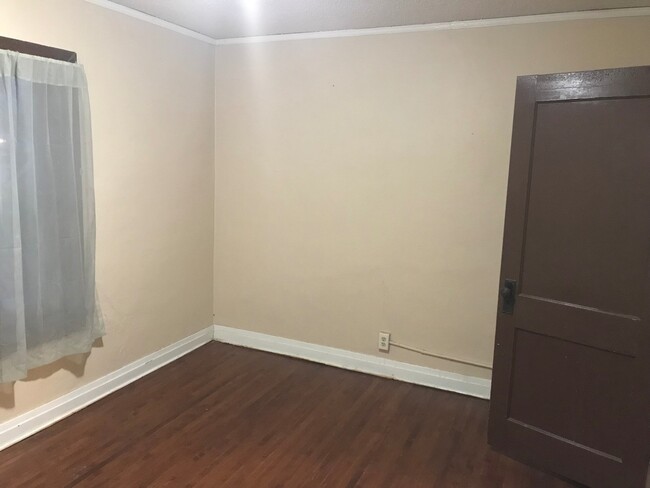 Building Photo - Charming 3 bedroom 1 bath in University/Le...
