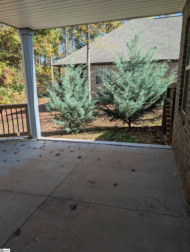 Building Photo - 154 S Lake Emory Dr