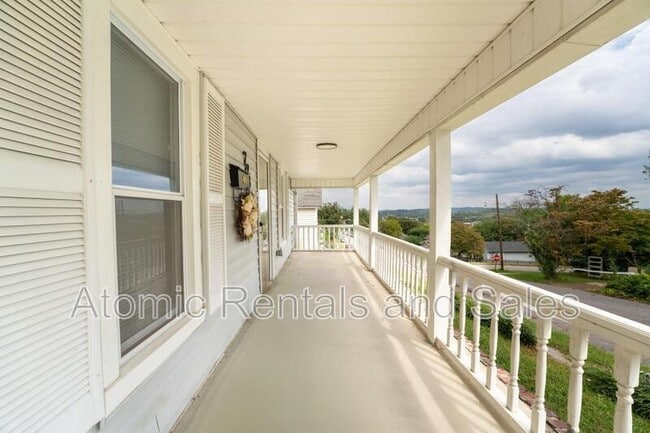 Building Photo - 703 W 2nd Ave