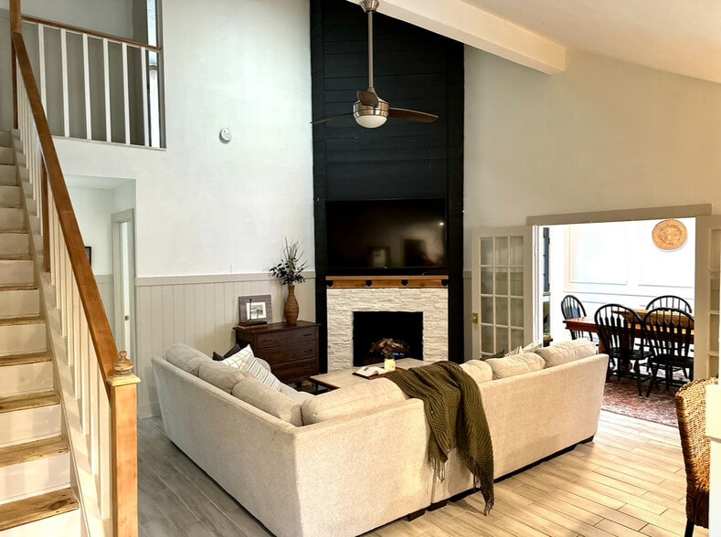 Building Photo - 5006 Deer Point Dr