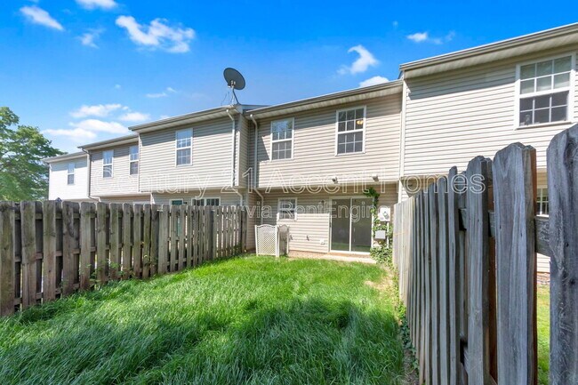 Building Photo - 9907 Warwick Pl