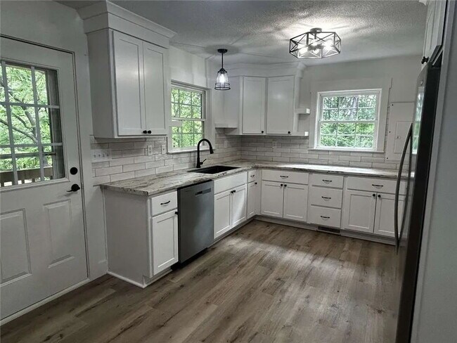Building Photo - Remodeled 3 Bedroom Home in Walhalla