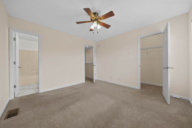 Building Photo - Large 2 Bedroom 2 1/2 Bath Dog Friendly Co...