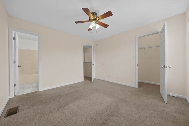 Building Photo - Large 2 Bedroom 2 1/2 Bath Dog Friendly Condo For Rent!