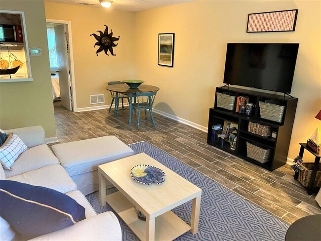 Building Photo - 714 Rosedale St