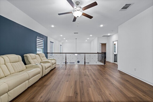 Building Photo - 1444 Kit King Dr