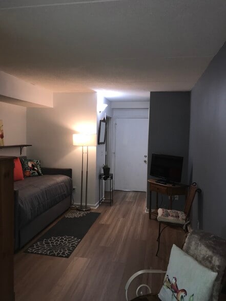 TV included wth free basic cable - 454 Racine Dr