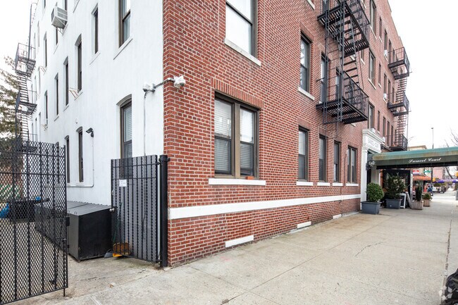 Building Photo - Saracel Court Cooperative Condominium
