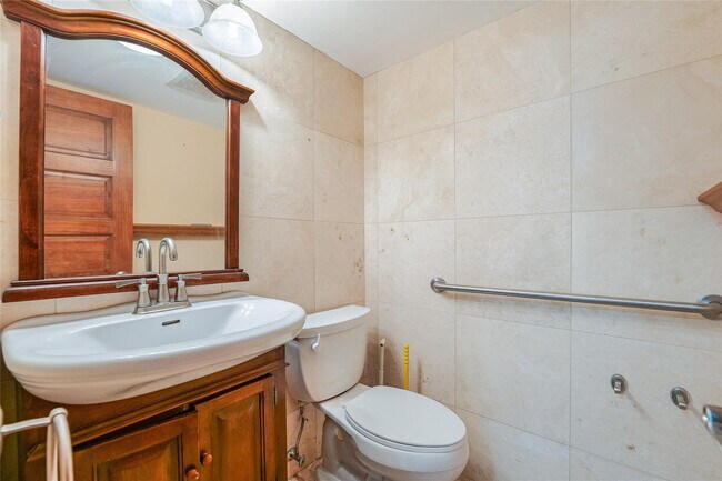 Building Photo - 3940 Inverrary Blvd