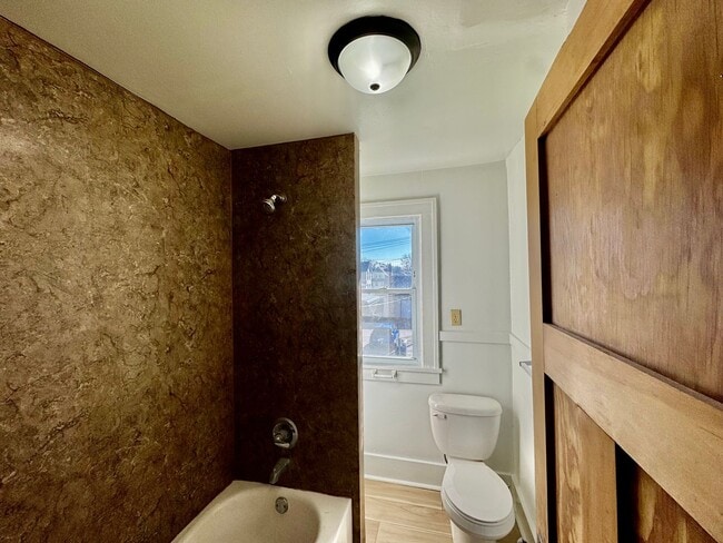 Building Photo - Updated 3BR End-Unit Townhome Across from Stephens Park – Moline