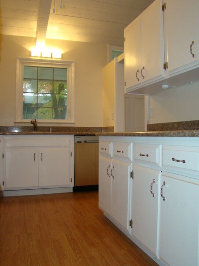 Building Photo - 2 Bedroom 2 Bath, dishwasher, yard, 2 parking spaces