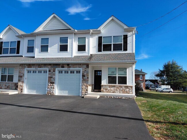 Building Photo - 912 Cemetery Rd