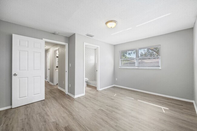 Building Photo - Beautifully renovated 4bdrm/2bath home wit...