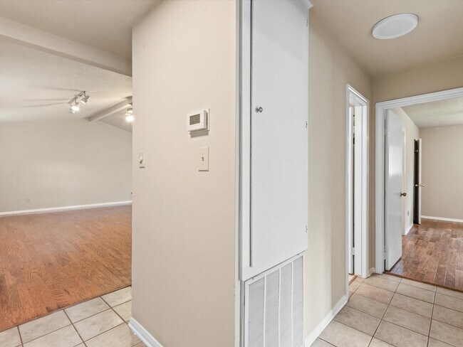 Building Photo - 9811 Charter Ridge Dr