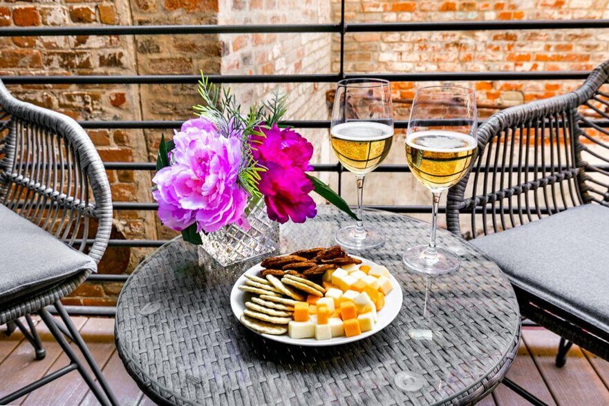 Building Photo - 611 Commerce St