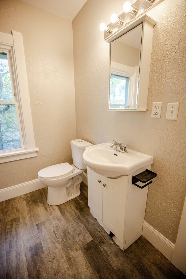 Building Photo - Very nice three bedroom 2 bathroom house available for rent!