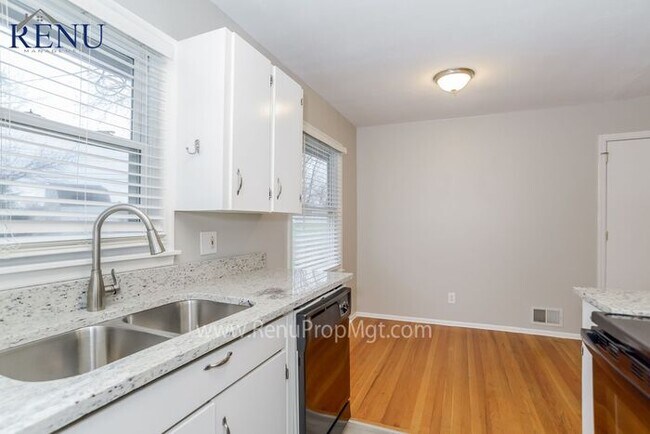 Building Photo - Available NOW! 3 bedroom Ranch Style Home ...