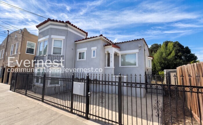 Building Photo - 5015 Melrose Ave