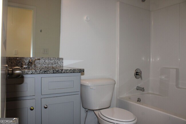 Building Photo - 9220 Golfview Cir