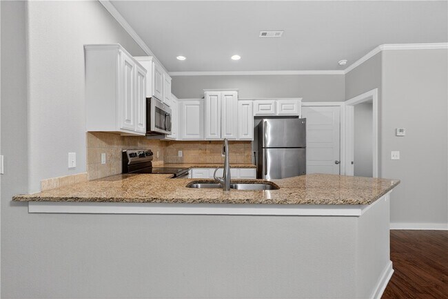 Building Photo - 2304 SW Juniper Ave