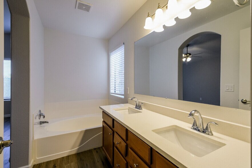 Building Photo - 2531 W White Feather Ln