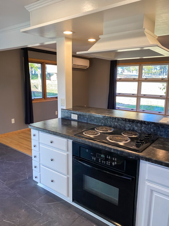 Building Photo - 1606 S Lake Irving Dr SW