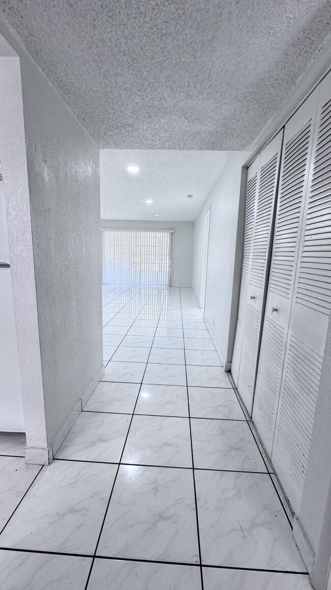 Building Photo - 5535 Lakewood Cir