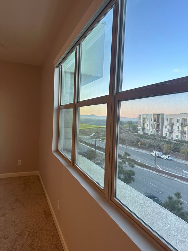 Building Photo - 1812 Mint Ter