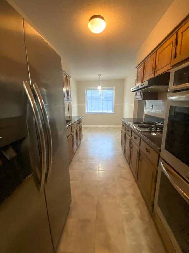 Building Photo - 5 bed, 2 bath home in East Memphis near Qu...