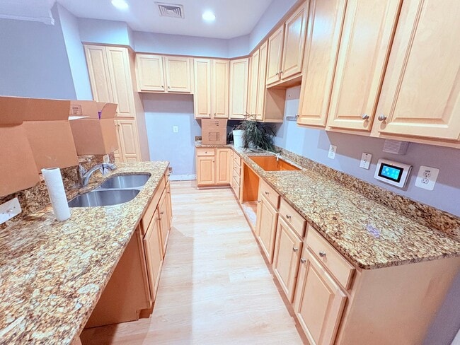 Building Photo - POTOMAC CLUB - TOWNHOUSE CONDO
